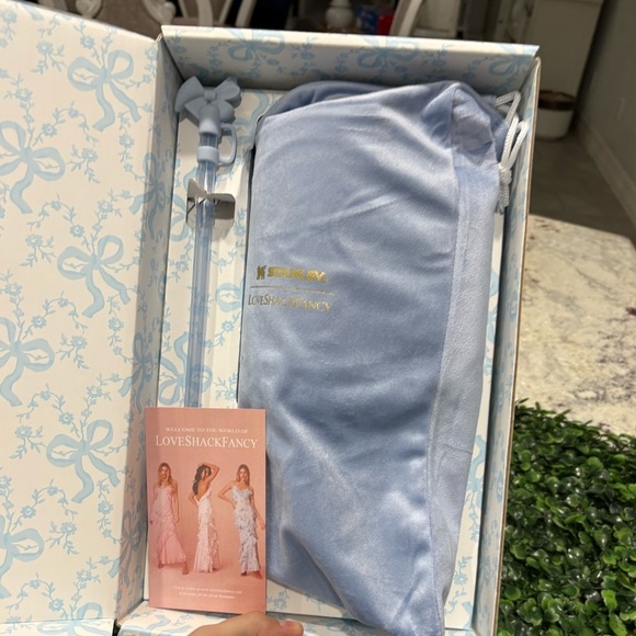 Stanley 1913 x LoveShackFancy Holiday
Quencher® H2.0 FlowState™ Tumbler | 40
OZ - Picture 4 of 5